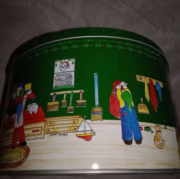 Vintage Christmas Santa Elf Cookie Tin 1982 Lynn Gates Design 8 3/4" Diameter - Picture 6 of 12